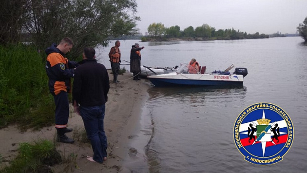 В Новосибирске спасли плывущего на бревне по Оби мужчину