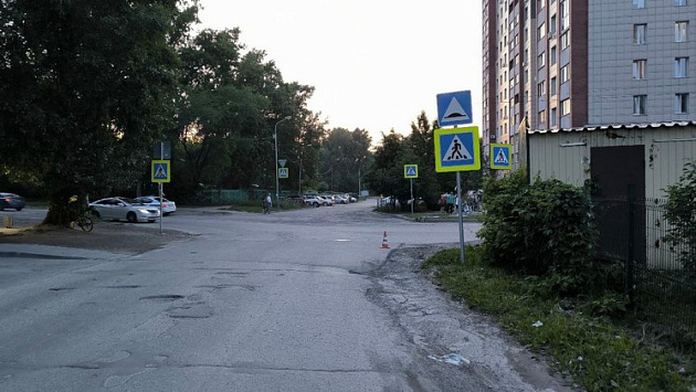 В Новосибирске машина сбила женщину с ребёнком на пешеходном переходе и уехала