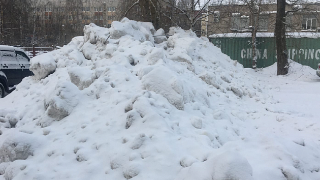 «Опять двадцать пять»: на Пашинском шоссе в Новосибирске водитель седана залетел на сугроб