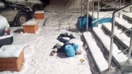 Виновата неразделённая любовь: в Новосибирске из окна выпал мужчина и погиб