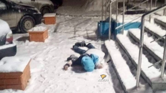 Виновата неразделённая любовь: в Новосибирске из окна выпал мужчина и погиб