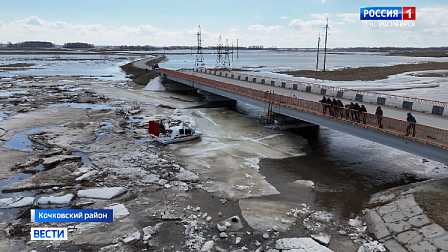 В Кочковском районе Новосибирской области спасатели борются с подтоплением домов