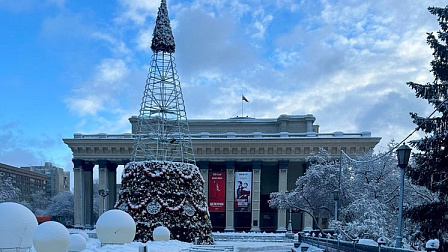 В центре Новосибирска начали устанавливать главную новогоднюю ёлку города