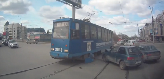 В Новосибирске автомобиль нырнул под 13-й трамвай