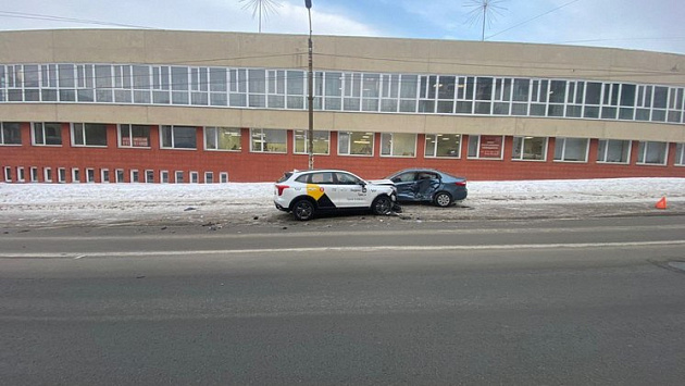 В Новосибирске два человека пострадали в столкновении автомобилей