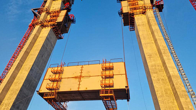 Верхнюю перемычку пилона весом 160 тонн установили на четвертом мосту через Обь в Новосибирске