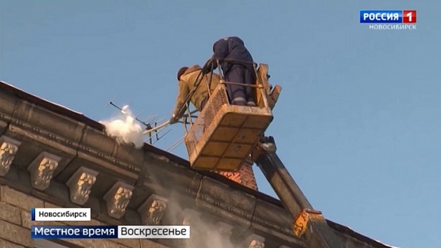 На некоторых домах Новосибирска сосульки длиной почти в метр