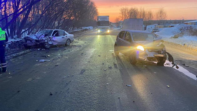 На Толмачёвском шоссе Новосибирска жёстко столкнулись два автомобиля
