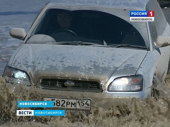 Улицу Большую в Новосибирске автомобилисты и пешеходы вынуждены преодолевать вплавь