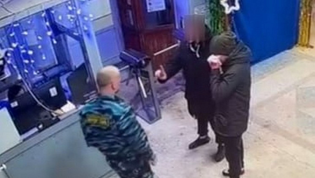 В Новосибирске осудят охранника за попытку убить человека ножом и нунчаками