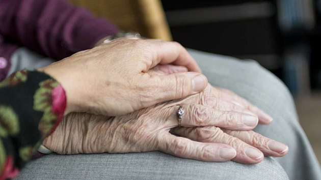 30 новосибирцев взяли под опеку одиноких пожилых односельчан 