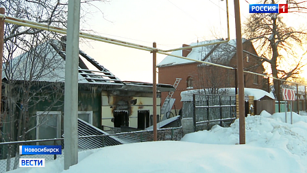 Огонь уничтожил дом двух семей в Бугринском микрорайоне Новосибирска