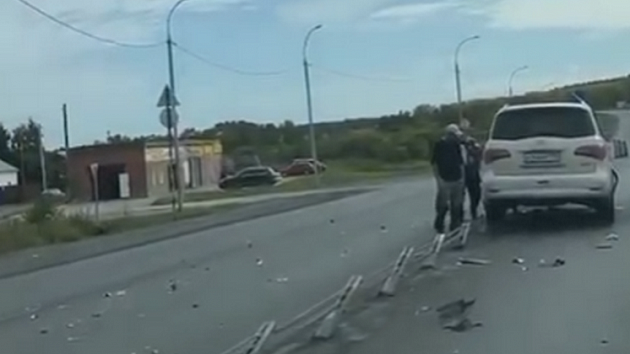 Под Новосибирском водитель на иномарке снёс ограждение и столкнулся с автомобилем