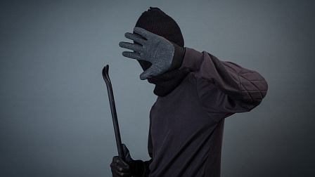 Ранее судимый 70-летний новосибирец проникал в квартиры и похищал деньги