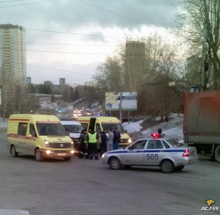 В Новосибирске фура столкнулась с автомобилем скорой помощи