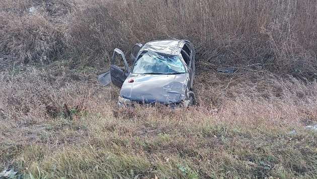 В Новосибирской области после съезда машины в кювет пострадала 40-летняя пассажирка
