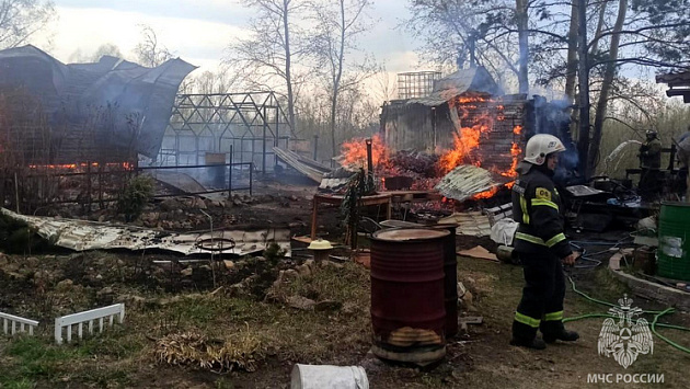 Под Новосибирском загорелись три частных дома и баня