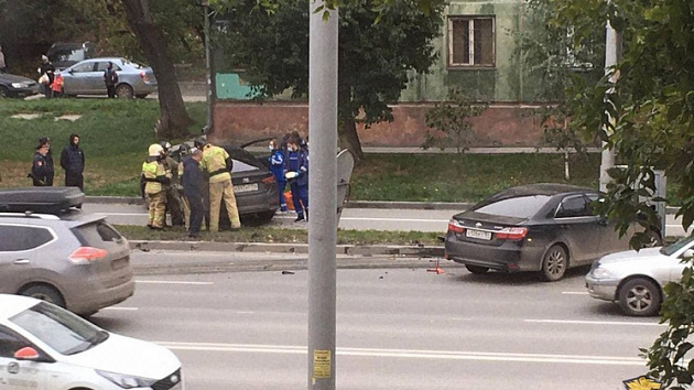 В Новосибирске в результате ДТП автомобиль отбросило на тротуар