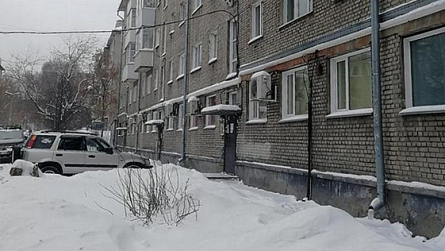 В Новосибирске суд прекратил дело о падении глыбы льда с крыши на мальчика