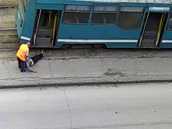 Водитель трамвая выкинул пассажира без сознания на рельсы 