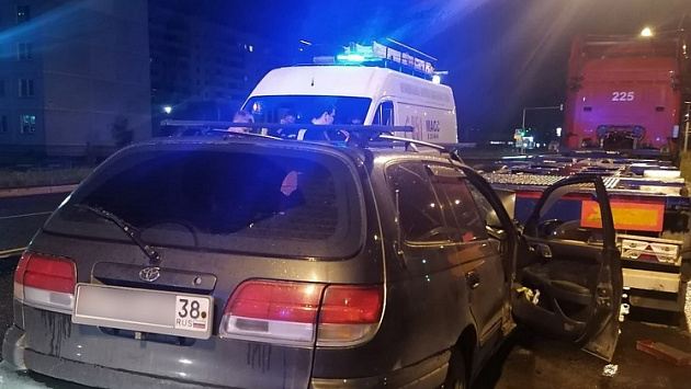 Автомобилист врезался в припаркованную машину в Новосибирске