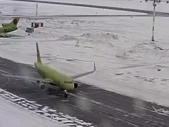 В сети появилось видео с «дрифтующим» самолетом в новосибирском «Толмачево» 