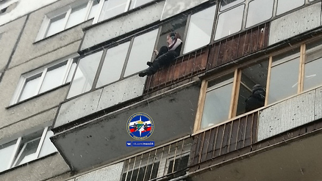 В Новосибирске спасатели спустили женщину с балкона седьмого этажа