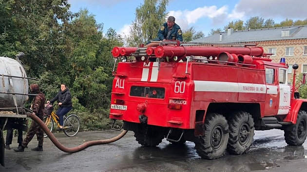 Сотрудники МЧС потушили крупный пожар в новосибирском посёлке