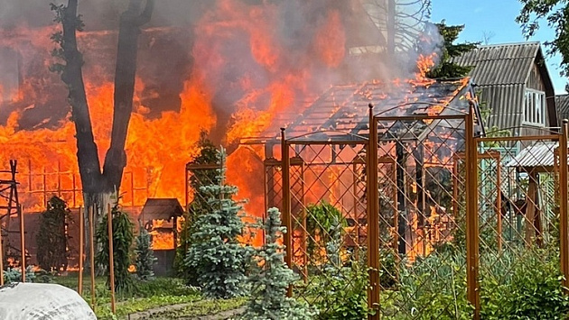 Под Новосибирском в поселке Юный Ленинец сгорел дачный дом 