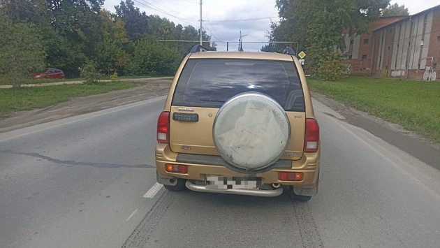 Водитель легкового автомобиля сбил двух детей на самокатах в Бердске