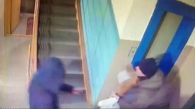 В Новосибирске двое мужчин ограбили девушку около лифта