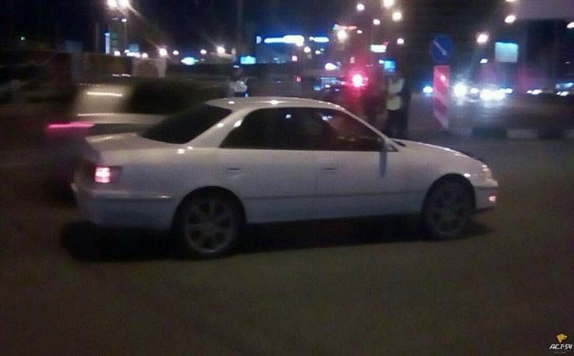 Девушка попала под машину на площади Маркса: ее увезли на «скорой» 