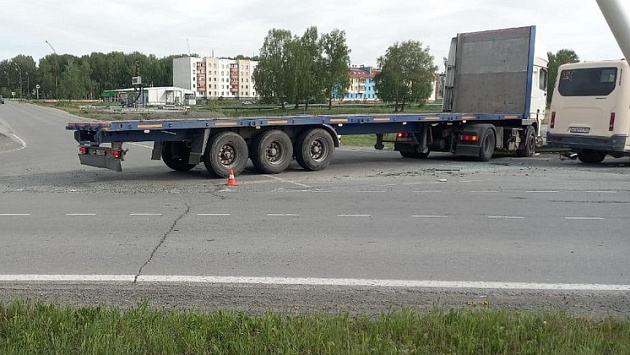 В Новосибирской области водитель ГАЗели попал в больницу после столкновения с грузовиком