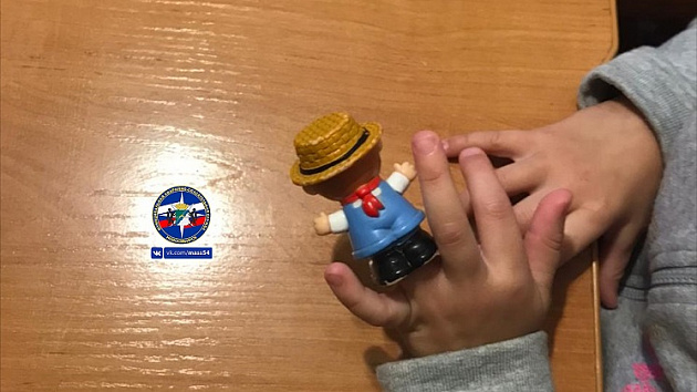 В Новосибирске спасатели помогли ребёнку снять игрушку с пальца