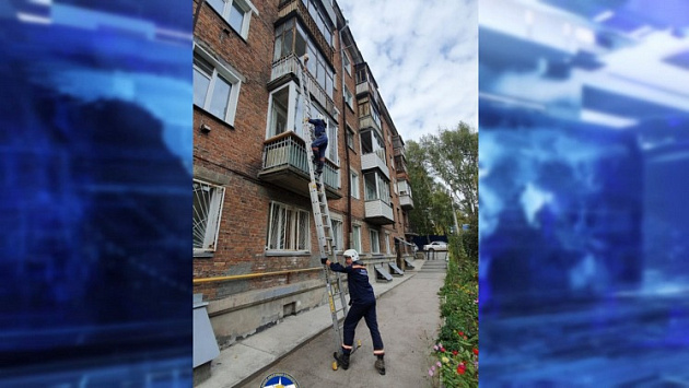 В Новосибирске 83-летнюю бабушку спасли с балкона третьего этажа 