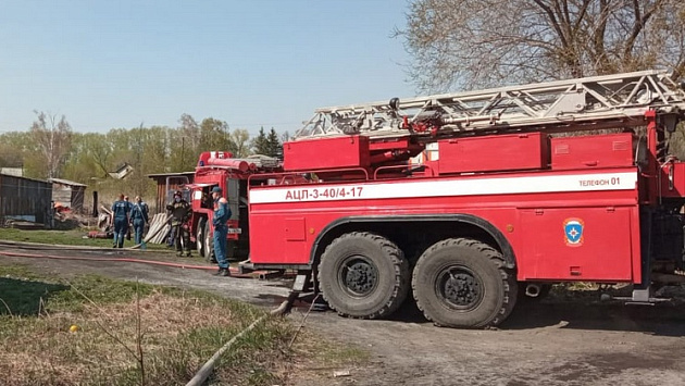 В частном секторе Новосибирска сгорел дом и несколько построек