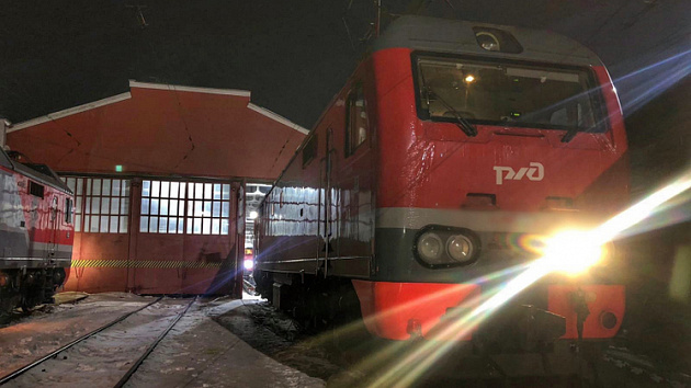 Новосибирец пытался перебежать пути перед поездом и погиб