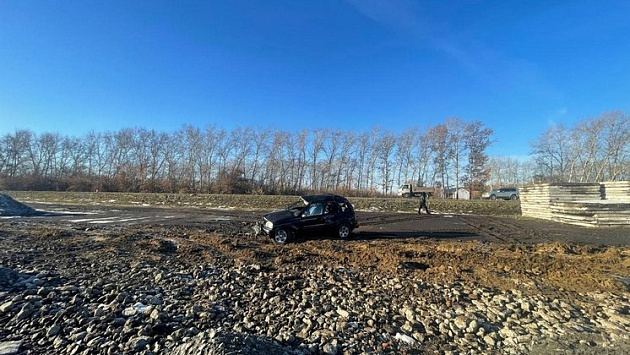 Под Новосибирском женщина погибла в аварии в перевернувшемся автомобиле