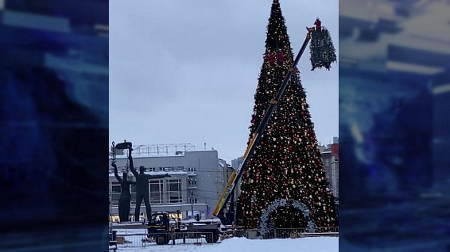 В Новосибирске на площади Ленина закончили монтировать главную новогоднюю ёлку