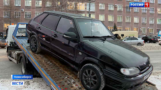 Полиция Новосибирска разогнала нарушителей правил парковки у кинотеатра «Аврора»