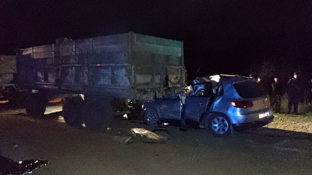В Новосибирской области водитель кроссовера погиб в столкновении с трактором