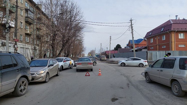 В Новосибирске нарушивший ПДД 12-летний мальчик угодил под колеса машины