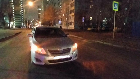 В Новосибирске легковой автомобиль сбил 14-летнюю девочку на пешеходном переходе