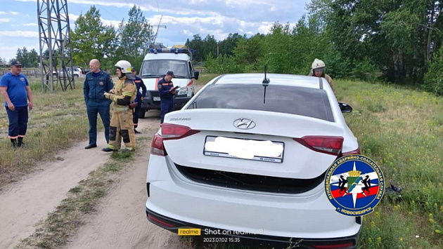 В Новосибирске автомобиль влетел в столб и повредил газовый шланг