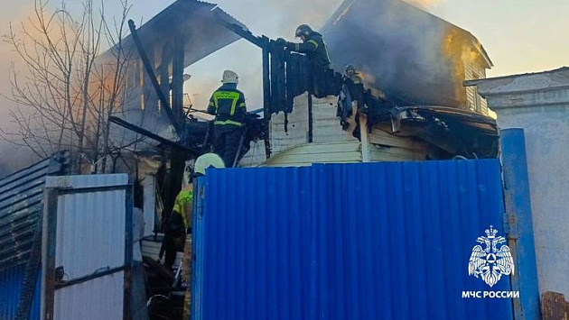 В Новосибирске сгорел двухэтажный частный дом на улице Ачинской