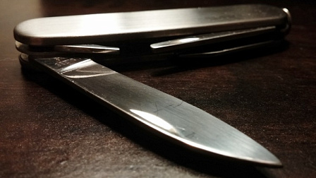 Житель Новосибирска  ударил незнакомого прохожего перочинным ножом