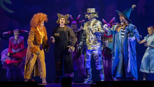 В Новосибирске актёр театра сломал челюсть при падении со сцены на глазах детей