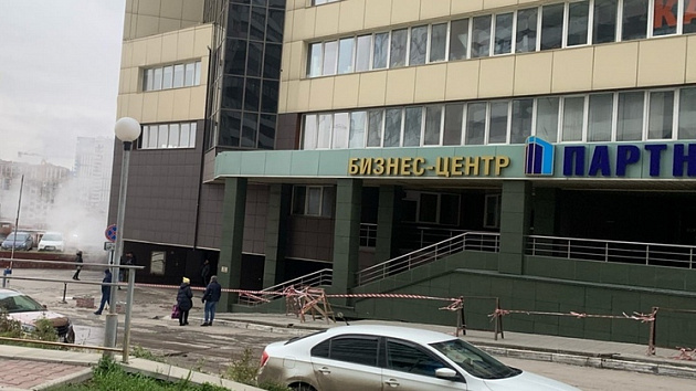 В Новосибирске крупный бизнес-центр закрыли из-за прорыва трубы с горячей водой