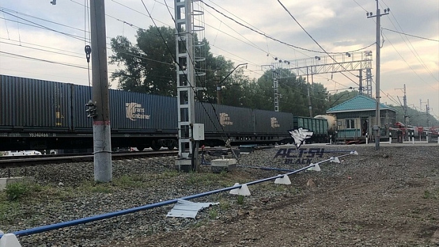 Под Новосибирском на железнодорожном переезде поезд насмерть сбил мужчину