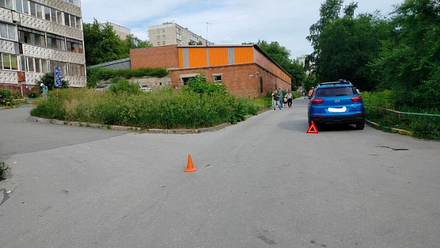 В Новосибирске кроссовер сбил восьмилетнего мальчика во дворе дома